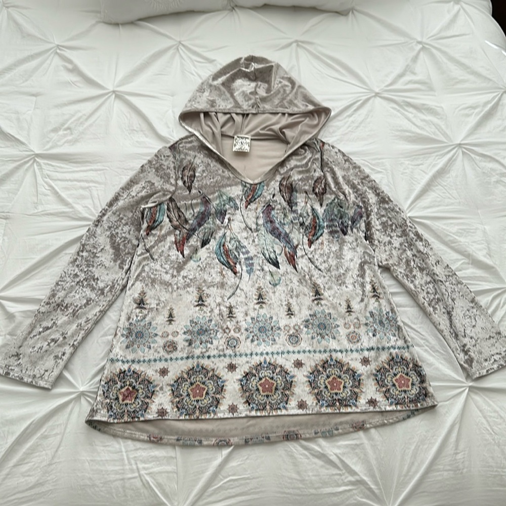 Silver long sleeve velvet hoodie with colorful feathers and designs size L.